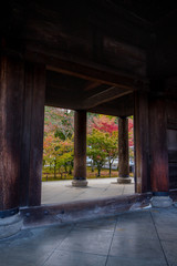 京都の観光名所南禅寺の紅葉風景