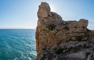 Côte rocheuse sur le littoral près de Son Bou, station balnéaire à Alaior, Minorque, îles Baléares