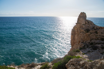 Côte rocheuse sur le littoral près de Son Bou, station balnéaire à Alaior, Minorque, îles Baléares