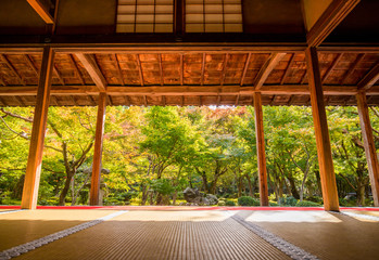 京都の観光名所圓光寺の紅葉風景