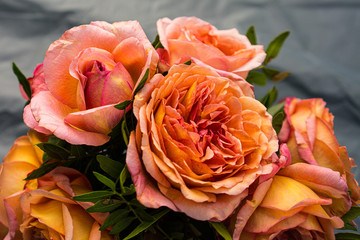 Rot-orangener Blumenstrauß mit Rosen und Chrysanthemen