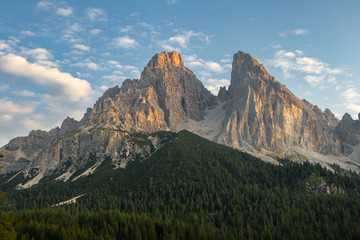 Alpy - Dolomity Grupa skalna Cristallo. Włoskie góry - południowy Tyrol. - obrazy, fototapety, plakaty