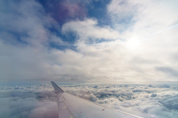 Fototapeta na wymiar Blick aus dem Flugzeugfenster in der Passagier-Kabine
