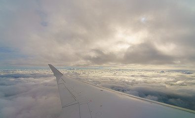 Blick aus dem Flugzeugfenster in der Passagier-Kabine