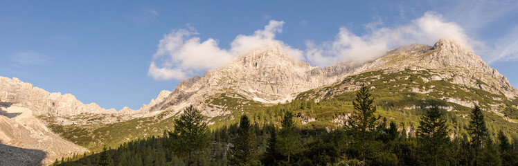 Dolomity - krajobraz grupy skalnej Sorapis. Panorama górska - południowy Tyrol.  - obrazy, fototapety, plakaty