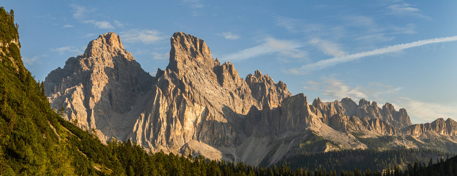 Dolomity - Panorama z widocznym szczytem Cristallo. Krajobraz g&oacute;rski - włoskie Alpy