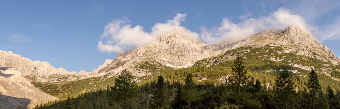 Dolomity - krajobraz grupy skalnej Sorapis. Panorama górska - południowy Tyrol. 
