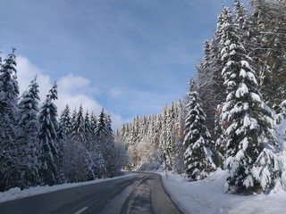 winterliche Fahrbahn