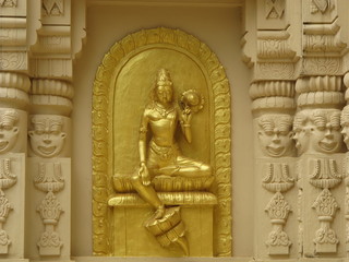 Fototapeta na wymiar gold statue