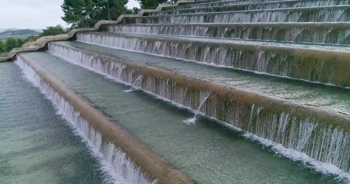 Escaleras de agua decantaci&oacute;n cascada vuelo dron
