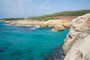 Punta d’Atàlitx, côte rocheuse sur le littoral près de Son Bou, station balnéaire à Alaior, Minorque, îles Baléares