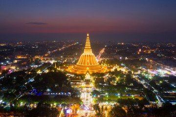 Large golden pagoda Located in the community at sunset , Phra Pathom Chedi , Nakhon Pathom , Thailand .