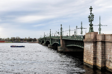 Fototapeta premium PETERSBURG, RUSSIA-May 5, 2015: Trinity Bridge or Troitsky bridge over the Neva river