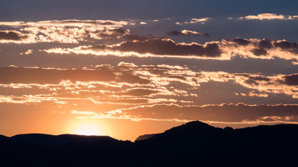 Puesta de sol tras las montañas de la Sierra Calderona, Comunidad Valenciana, España