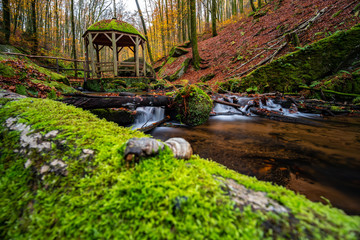 Karlstal / Karlstalschlucht bei Trippstadt im Pfälzerwald, Bachlauf als Langzeitbelichtung