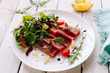 tuna with arugula