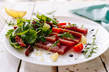 tuna with arugula