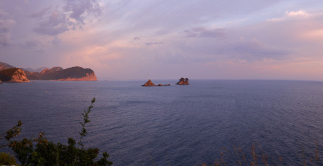 Fototapeta premium the scarlet sun sets behind the mountain peaks, raspberry sunset