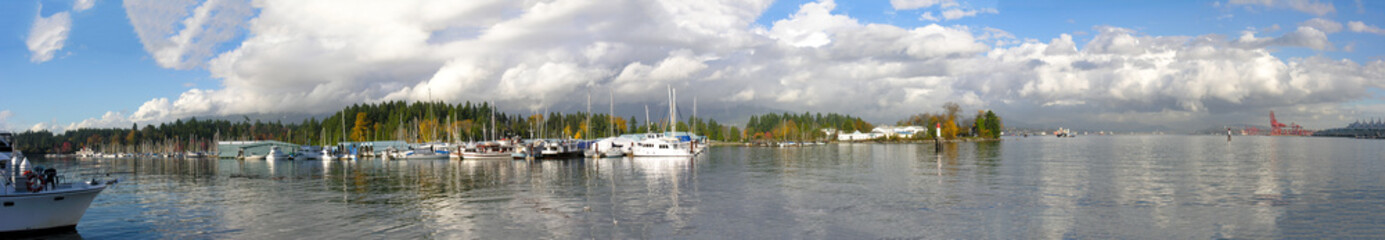 Fototapeta na wymiar Panoramic view of a marina in Vancouver