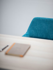 Bureau bois avec des chaises bleu atour dans un espace de coworking