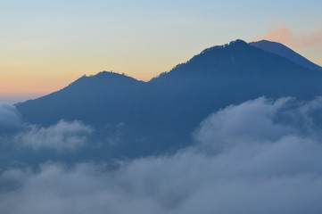 Sonnenaufgang über den Wolken mit Bergpanorama 