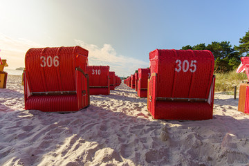 Rote Strandkörbe von hinten  im Sand