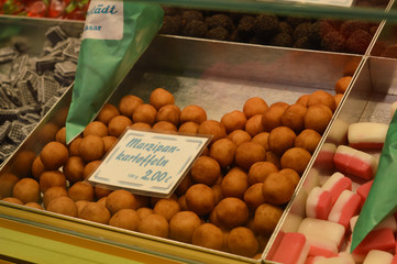 Marzipankartoffeln an Jahrmarktstand mit Preisschild