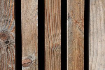 Holzpaneele vertikal auf Abstand