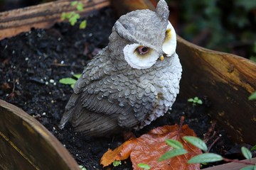 Eule aus Keramik als Gartendekoration