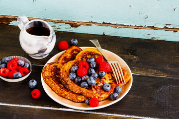 French toast with berries