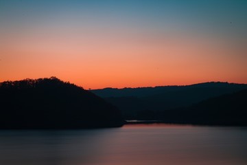 Obraz premium der Rursee an einem herbstlichen Abend bei Schwammenauel