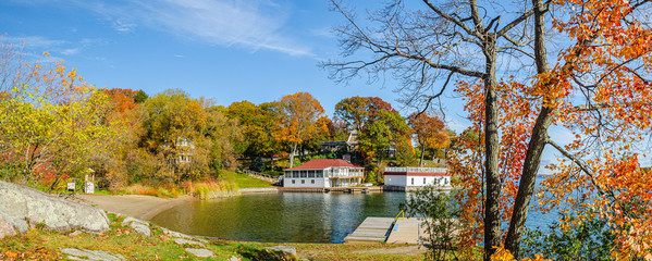 Obraz premium Panoramic Grouping of cottages in a small bay on a fall day.