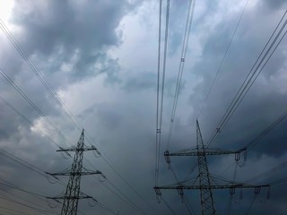 Stromleitungen mit Strommast vor dramatischen Himmel