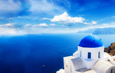 Fototapeta na wymiar traditional blue dome with sea, Santorini