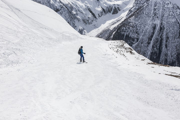 Fototapeta na wymiar Snowboarder girl on the slope.