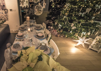 Stół wigilijny z gwiazdą betlejemską nakryty do kolacji świątecznej na boże narodzenie