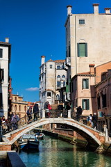 Obraz na płótnie Canvas kleine brücke am einem kanal in venedig, italien