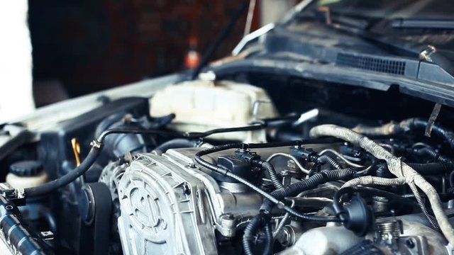 vibration and smoke of the car engine, car service. Damage to the engine timing.