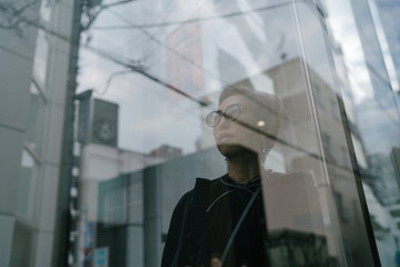 窓に映る女性のポートレート