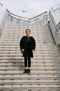 階段上の女性のポートレート