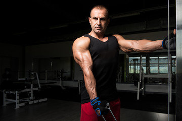 Obraz na płótnie Canvas Bodybuilder Doing Heavy Weight Exercise For Biceps