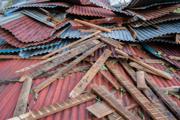 木材と鉄板の廃材の置き場