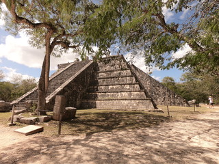 Fototapeta na wymiar Mayan City of Chichen Itza in México