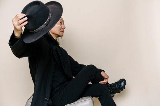 帽子を持ったシニア男性のポートレート
