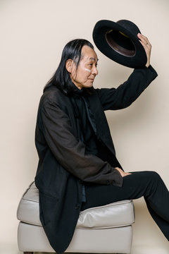 帽子を持ったシニア男性のポートレート