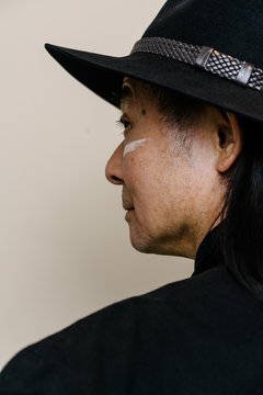 帽子を被った男性の後ろ姿