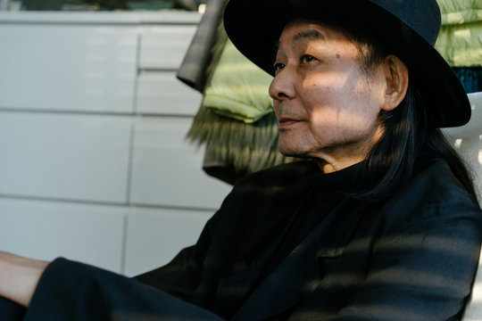 影になっている、帽子を被ったシニア男性のポートレート