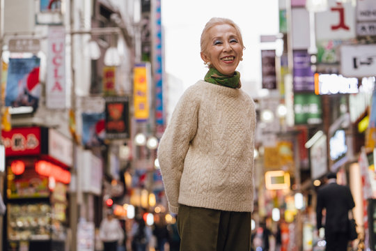 東京のアクティブなシニア女性