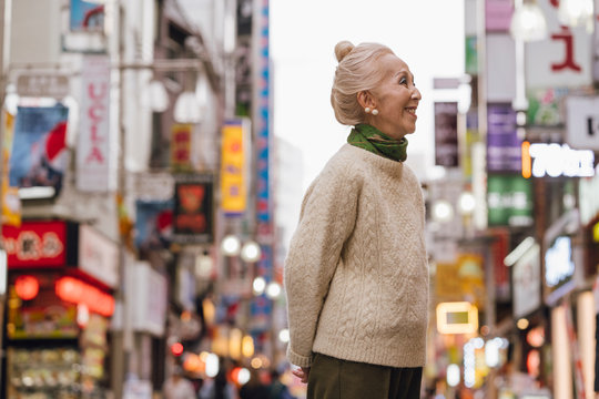 東京のアクティブなシニア女性