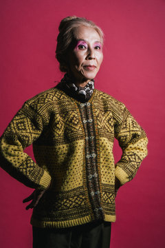 影になっている、柄模様のセーターを着たシニア女性のポートレート